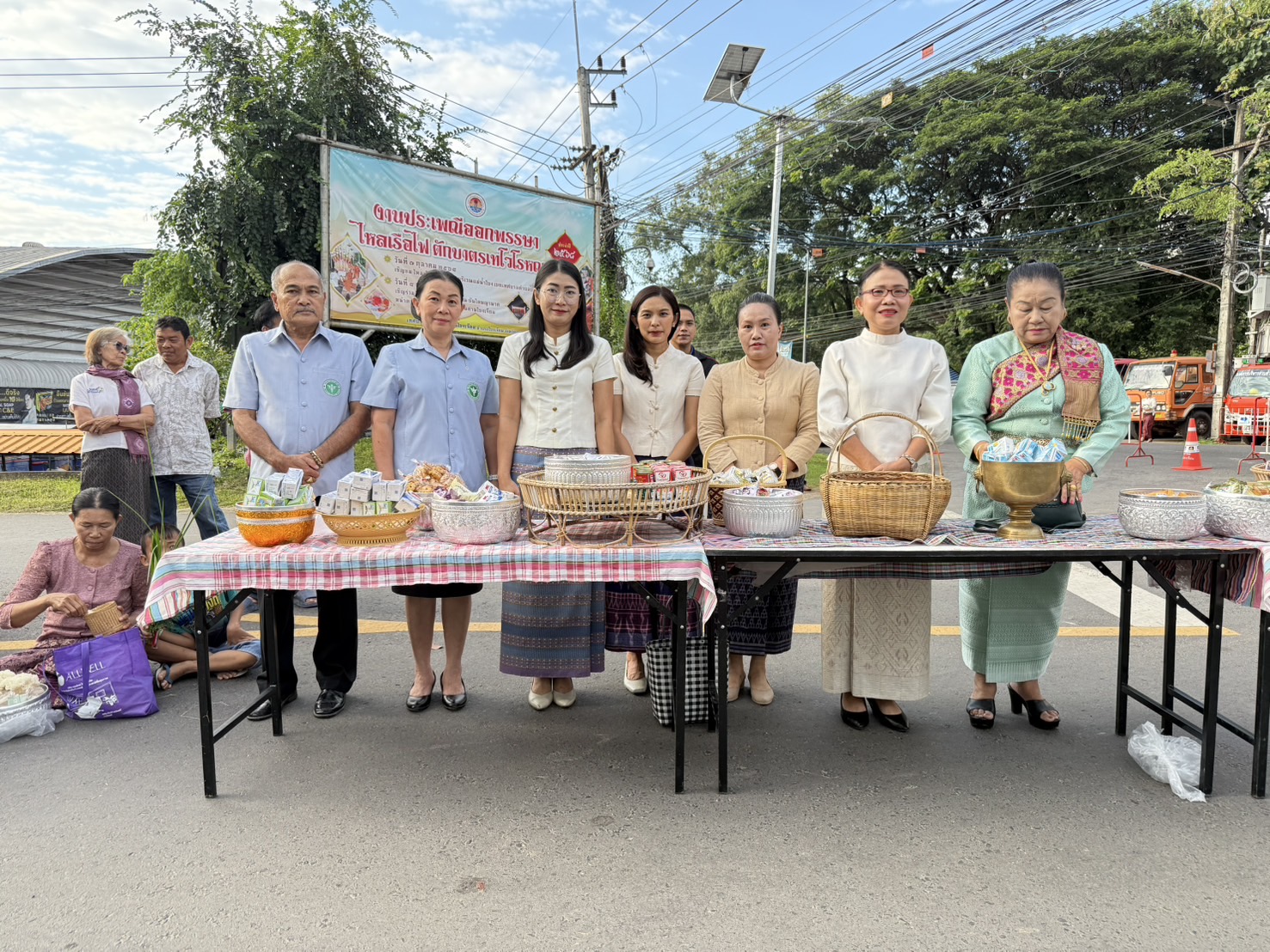 สำนักงานพัฒนาชุมชนอำเภอโขงเจียม ร่วมงานประเพณีออกพรรษา ไหลเรือไฟ ทำบุญตักบาตรเทโวโรหณะ ประจำปี 2568